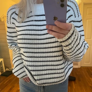 Randig tröja - Säljer en jättesnygg randig tröja från Gina! Den är inte alls mycket använd och därför i fint skick!! Skriv för fler frågor!!🤍🤍🤍