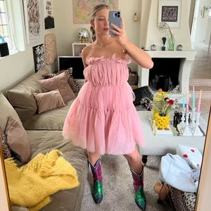 princess tyllklänning - sötaste fluffklänningen ! aldrig använd<3