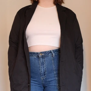 Svart vårkappa - Svart kappa/rock som är lite tunnare och därför perfekt till våren. I nyskick. I strl M. Jag är 163 cm lång. Från Carlings.