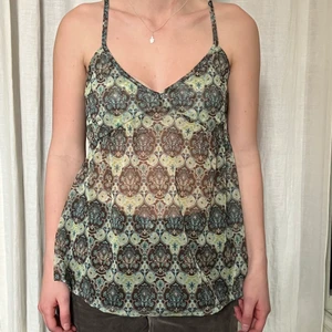 y2k mesh topp - storlek: S. möts upp i stockholm eller fraktar. toppen är i mesh material vilket betyder att den är see-through 🖤 toppen finns kvar.