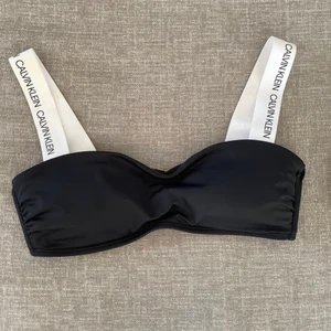 Calvin Klein bikini - Super snygg svart och vit Calvin Klein bikiniöverdel i storlek medium. Endast använd 1 gång. Köpt för 475kr, mitt pris 200!