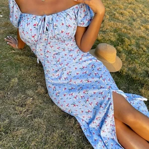 Somrig klänning som passar till allt! - En väldigt fin sommar klänning som passar perfekt för picknick/Midsommar/student mottagning och massa annat! HELT NY och OANVÄND (har bara provat den), köpte den för några dagars sedan men säljer den pga att den är lite för tight vid brösten (har D85). Det går att justera vid brösten, ifall man vill ha det tight eller loose. Storleken är 38/40 som motsvarar också M. Den sitter väldigt fint på kroppen och är komplementär för alla kroppsformer!💕