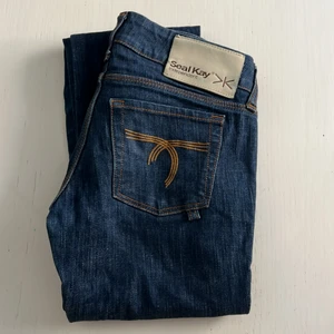 Lågmidjade jeans  - Säljer dessa fantastiska jeans från seal kay. Måttet tvärs över midjan är 32 cm och innerbenslängden är 75 cm 💙De är inte sålda än! 