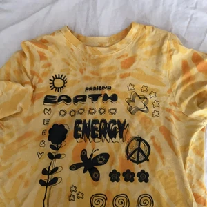 H&M t-shirt - Hej vill sälja denna h&m t-shirten som inte kommer till användning längre. Köptes i somras och har använts några gånger. Skönt material. Storlek är jag osäker på men ungefär s/xs. Känn dig fri att kontakta mig om du har frågor❤️