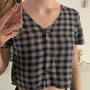 H&M topp storlek S  - En fin topp från H&M. Använd bara några få gånger och är fortfarande i väldigt bra skick. 30kr + frakt 