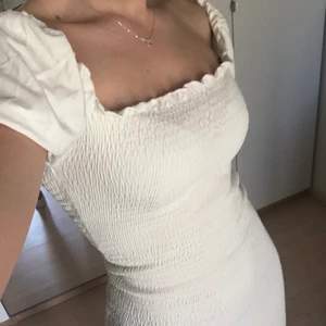 Tight klänning BikBok storlek: XS - Super fin sommarklänning! Använts fåtals gånger och är väldigt stretchig så passar även S💕 Står ej för frakt💌