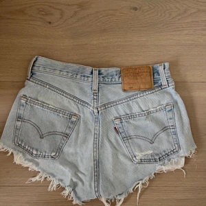 LEVIS SHORTS 501 - Säljer ett par ljusa Levisshorts i modellen 501. Står ej storlek men skulle säga att dem passar en XS/S 🙂  Fint skick!