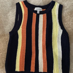 Topp  - En supersnygg topp, ganska kort nästan som en magtröja, knappt använd. 