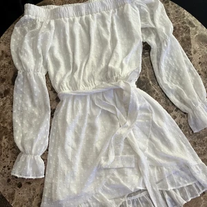 Vit klänning Nelly - Fin vit klänning från Nelly!🤍 Passar bra till sommaren eller studenten 🥰 aldrig använd så i gott skick! Köpare står för eventuell fraktkostnad 💋