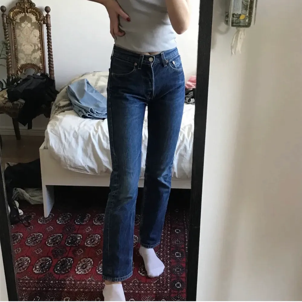 Mörkblå Levis jeans i modell 501! Jättesnygga men tyvärr för små för mig. Köpta här på Plick (lånade bilder). Jeans & Byxor.