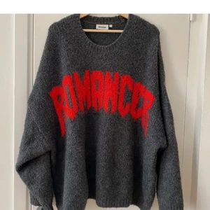 STICKAD TRÖJA - Säljer min jättefina stickade tröja. Grå med rött ”tryck” där det står ”romanser”. Bra skicka och passar till ALLT. 😍❤️