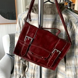 Väska - Vinröd axelväska.