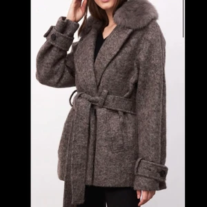 Slutsåld Meotine kappa - Säljer min snygga Meotine kappa, Size S/M som är slutsåld💕 Har haft kappan i ca ett halvår men den har inga defekter och är i mycket bra skick! Kan både frakta och mötas upp i Stockholm. Kan både användas som vårjacka nu när det är varmare men även till vintern. Kan skicka fler bilder vid intresse