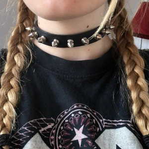 Nithalsband  - Så snyggt nithalsband som är i fint skick! Frakt 66kr<3