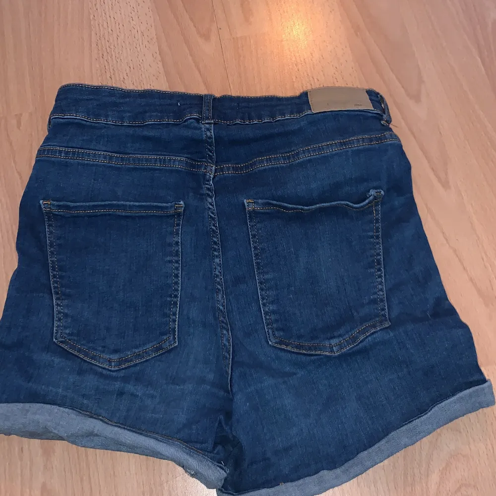 Hej, säljer ett par jeans shorts från Gina trico köpt för 279kr säljs för 50kr i använt skick . Shorts.