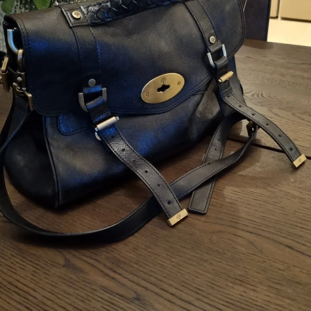 Mulberry väska i svart läder. Inköpt på secondhand hand. Mått 40× 30. Spårbarhet frakt ingår i pris.. Väskor.