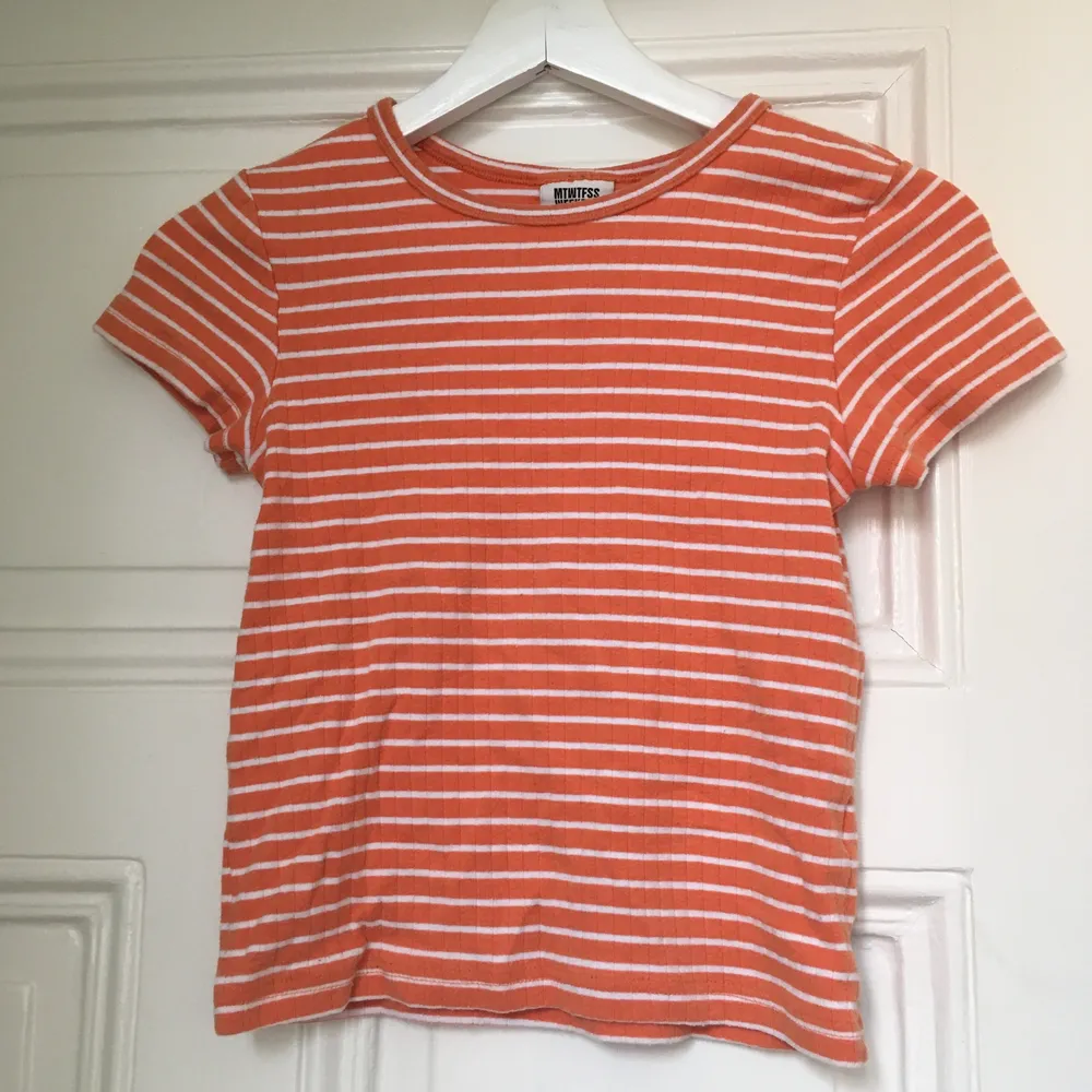 Orange- och vitrandig t-shirt från weekday🧡🤍. T-shirts.