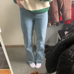 Blå full lenght jeans från zara  - Superfina blåa jeans från zara i modellen full lenght. Jag på bilden är 175cm lång. Byxorna är high waist och notera att de är lite skavda mellan låren (bild 3)💓💓💓 Står storlek 36 men skulle säga att de passar som 38!!                                              Midjemått rakt över: 35cm                                       Innerbenslängd: ca 86cm 