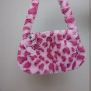 Rosa leopard fux fur väska  - Väska med rosa leopard print i nyskick💗