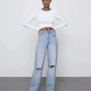 Snygga ljusblåa zara jeans med hål på knänen🦋💫 dom är i fint skick och riktigt snygga nu till sommaren💕