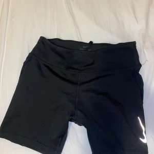 Nike shorts  - Helt oanvända Nike shorts med mesh på sidan.  