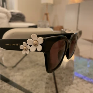 Solglasögon Marc Jacobs  - Svarta solglasögon från Marc Jacobs med blommor på båda sidorna. Jättefint skick! 