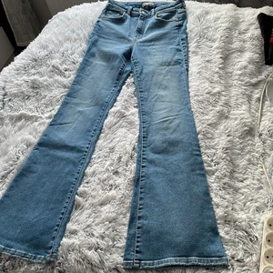 Boot cut jeans (blåa) - Lite korta på mig som är 1,80 så skulle säga att dom är väldigt långa 