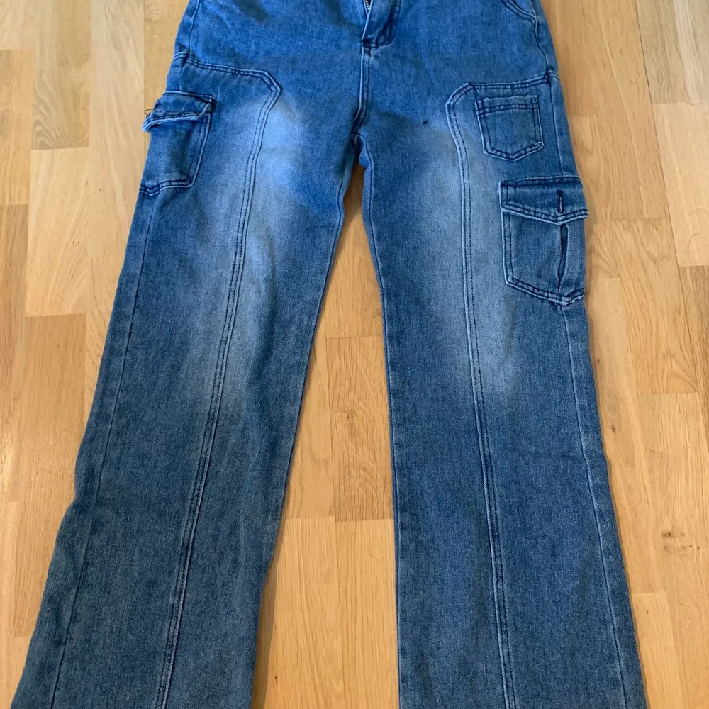 Coola jeans med y2k vibes. Oanvända med lapp kvar och nypris var 400kr. Köparen står för frakt om man väljer leverans💫🤍.. Jeans & Byxor.