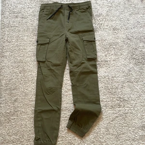 Cargo byxa militär  - Cool Militär färgad cargo byxa fr hm, knappt använd pris 100:-