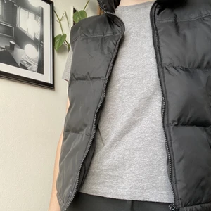 Svart väst i storlek 158/164 (s) - En fodrad väst från märket ”my wear” med öppna fickor. Jackan är i storleken 158/164 men passar mig som är s/m. Skriv för fler bilder :)