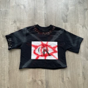 t-shirt  - en cool t-shirt jag själv gjort utifrån en calvin klein-tröja. jättecool men använder den aldrig :( passar som en oversized cropped t-shirt skulle jag säga. 150kr + 66kr spårbar frakt! 😵‍💫