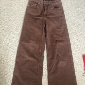 H&m storlek 38 - Snygga moderna bruna byxor. Högmidjade. Jeans. 