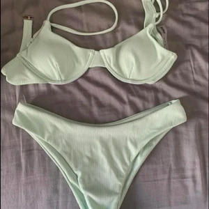 Mintgröna bikini - En superfin mintgrön bikini från Shein. Båda delarna är i storlek S. Såklart helt oanvända ❤️‍🔥❗️MÅNGA ÄR INTRESSERADE!