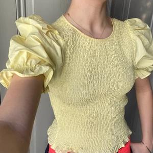 räfflad gul blus  - Puffärm!