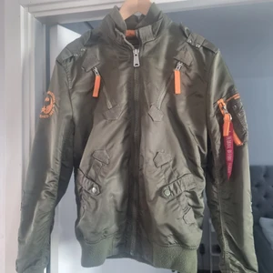 Alfa Industries - Militär grön st S, bra skick. 