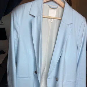 Ljusblå blazer! - Superfin ljusblå, lite tunnare blazer, så passar perfekt till sommaren om man vill ha en tunnare jacka! Jättefin färg som man både kan klä upp och ner. Använd 1 gång, i storleken 38. 200kr + frakt 🚚❤️