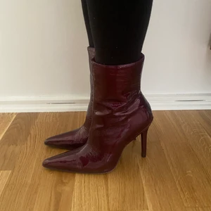 Boots strl 39 - Helt nya boots, aldrig använda från märket Free Lance Paris i strl 39. I färgen aubergine och i läder. Klackens höjd är 10 cm. Köpta på NK för 3900