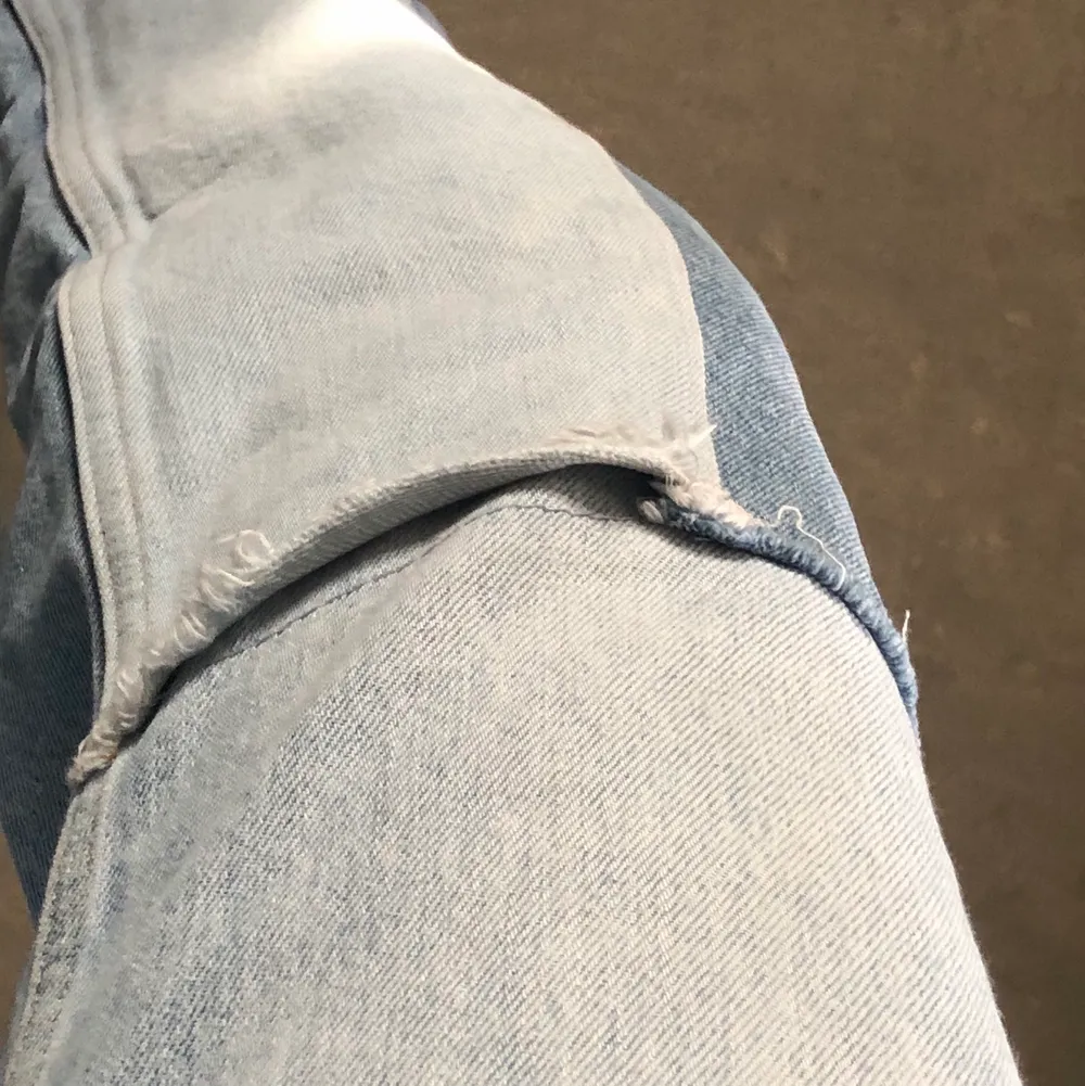 Långa och raka jeans från Pull&Bear, inget fel på de förutom det på sista bilden vilket knappt syns när man har på sig de. . Jeans & Byxor.