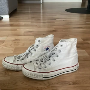 Converse  - Vita converse i stl 35. De är ganska använda därav priset. Dock inte slitna