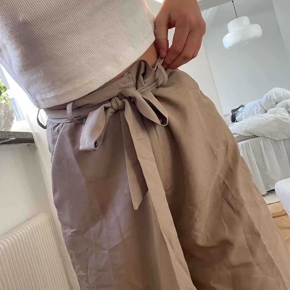 Superfina kostymbyxor från Nakd, lite långa på mig som är 168 cm, funkar dock superbra med klackar. Rensat garderoben, vill ni ha flera plagg går det att ordna paketpris & samfrakt!😄. Jeans & Byxor.