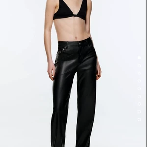 Oanvända Zara skinnbyxor flare  - Zara skinnbyxor rak/flare modell i storlek 36. Prislapp kvar oanvända! 