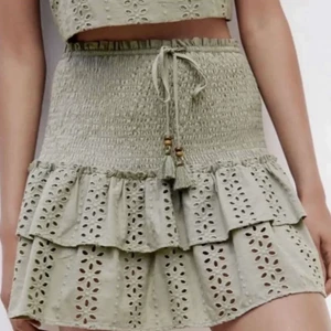 kjol zara! - (LA UPP IGEN PGA OSERIÖS KÖPARE) budar du 350 säljer jag den direkt!!!!    Säljer denna jättesnygga kjolen från zara som är helt oanvänd och köpt förra året så finns inte i kollektionen!! Har även shorts inuti som är super bekväma och bra 🙏💓(lånade bilder)