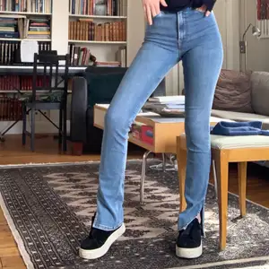 Super snygga jeans från Zara! Sitter som en smäck men tyvärr behöver jag rensa ut mina jeans och då åker dessa. Jag är 175 cm lång! 