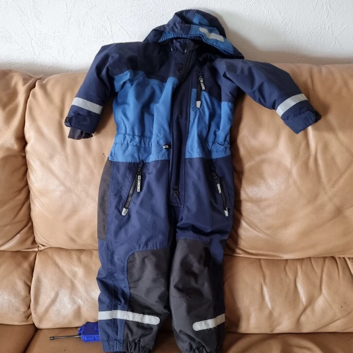 En mörkblå overall