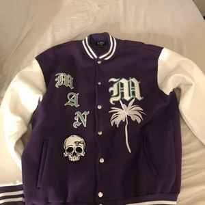 Collegejacka - Jättefin collegejacka men den är tyvärr lite för stor för mig. Killstorlek xs och sitter lite för Oversize på mig som är ca 160cm. Skriv privat för fler bilder. Köptes för ca 500kr och endast använd 1 gång 