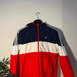 Adidas Jacka - Super snygg fodrad adidas jacka! Jackan är i toppskick och så gott som oanvänd