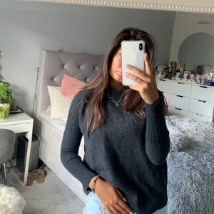 Hm - Långärmad stickad tröja i kaschmir från hm. Skulle säga att de är storlek XS då den är tajtare runt armarna. Används inte då den är för liten för mig. Köp direkt för 400kr + frakt💕