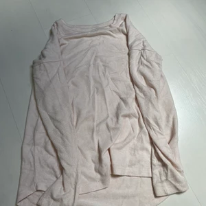 Rosa tröja  - Väldigt skönt material. Skön på