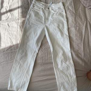 Ett par vita jeans från Weekday i modellen Rowe, storlek W27 L30, passar mig som är 168 cm och vanligtvis storlek 36❤️ superfina till sommaren🥰 köparen står för frakt