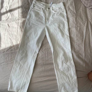 Weekday Jeans - Ett par vita jeans från Weekday i modellen Rowe, storlek W27 L30, passar mig som är 168 cm och vanligtvis storlek 36❤️ superfina till sommaren🥰 köparen står för frakt